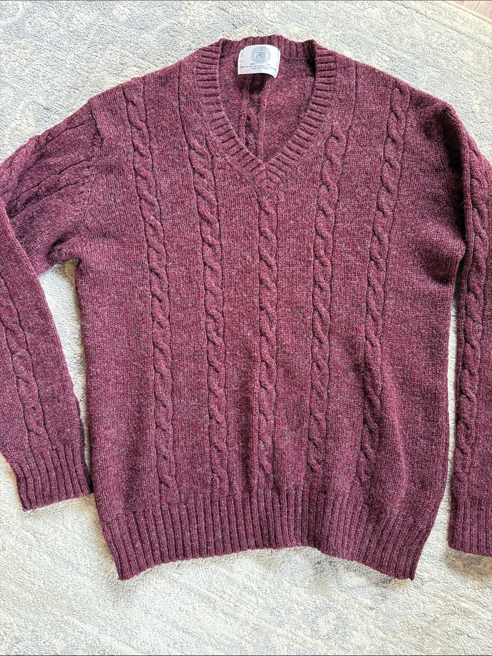 Men's Cable-Knit V-Neck Sweater - Burgundy New wool